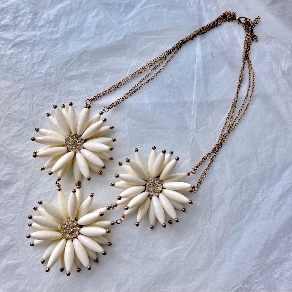 Oversized flowers necklace in off white and gold